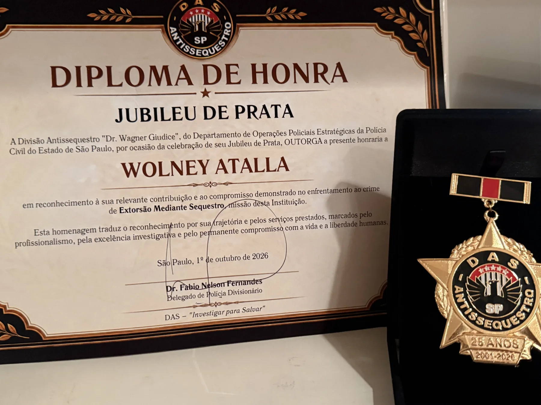 Diploma de Honra e medalha do Jubileu de Prata da Divisão Antissequestro de São Paulo concedidos a Wolney Atalla